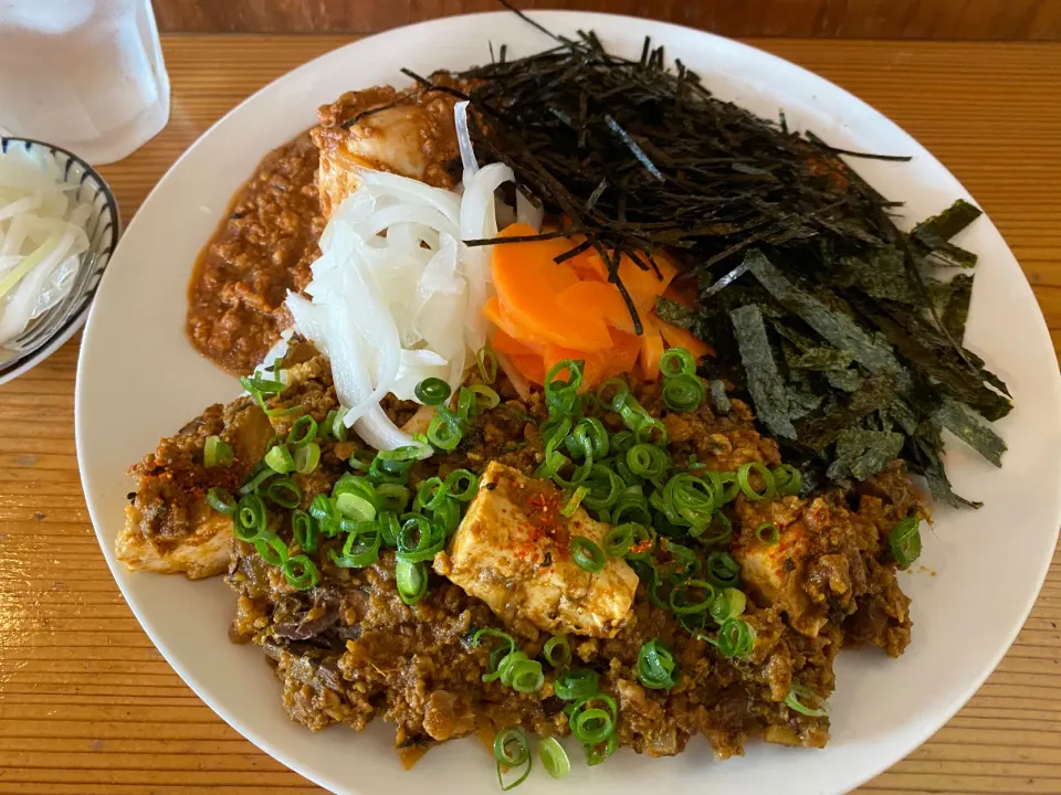 キーマ7(サバ豆腐)と極辛キーマクラシックのりだくのあいがけ🐟🔥🍛味玉トッピング🥚ピクルスマシマシ🥒|buhizouさん