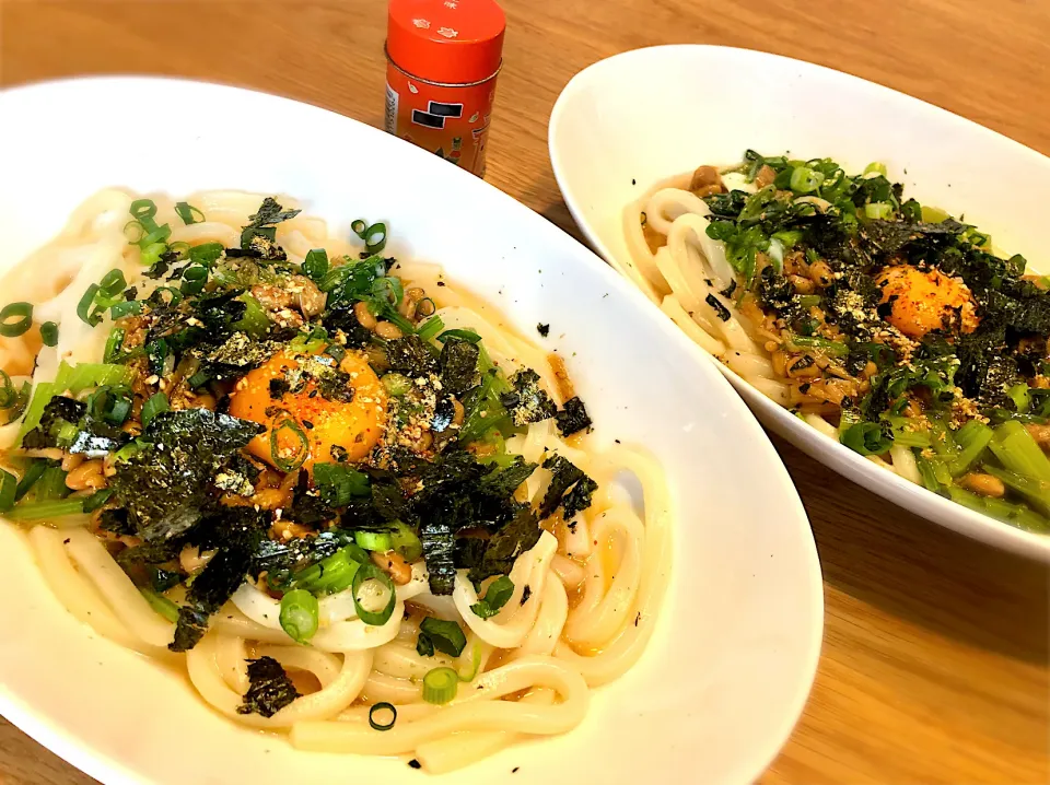 我が家風特製うどん（なめたけ・納豆・卵・焼き海苔・葱・ごま）|じゅんさんさん