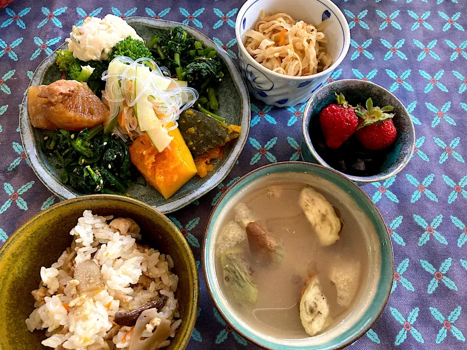 ばら寿司♡茄子のお味噌汁♡ほうれん草の胡麻和え♡カボチャの煮物♡茹でブロッコリー♡春雨の酢の物♡春菊のお浸し♡大根と鶏肉の煮物♡ポテサラ♡切り干し大根の煮物♡黒豆♡苺〜栄養満点ランチ((´艸｀*))|さくたえさん