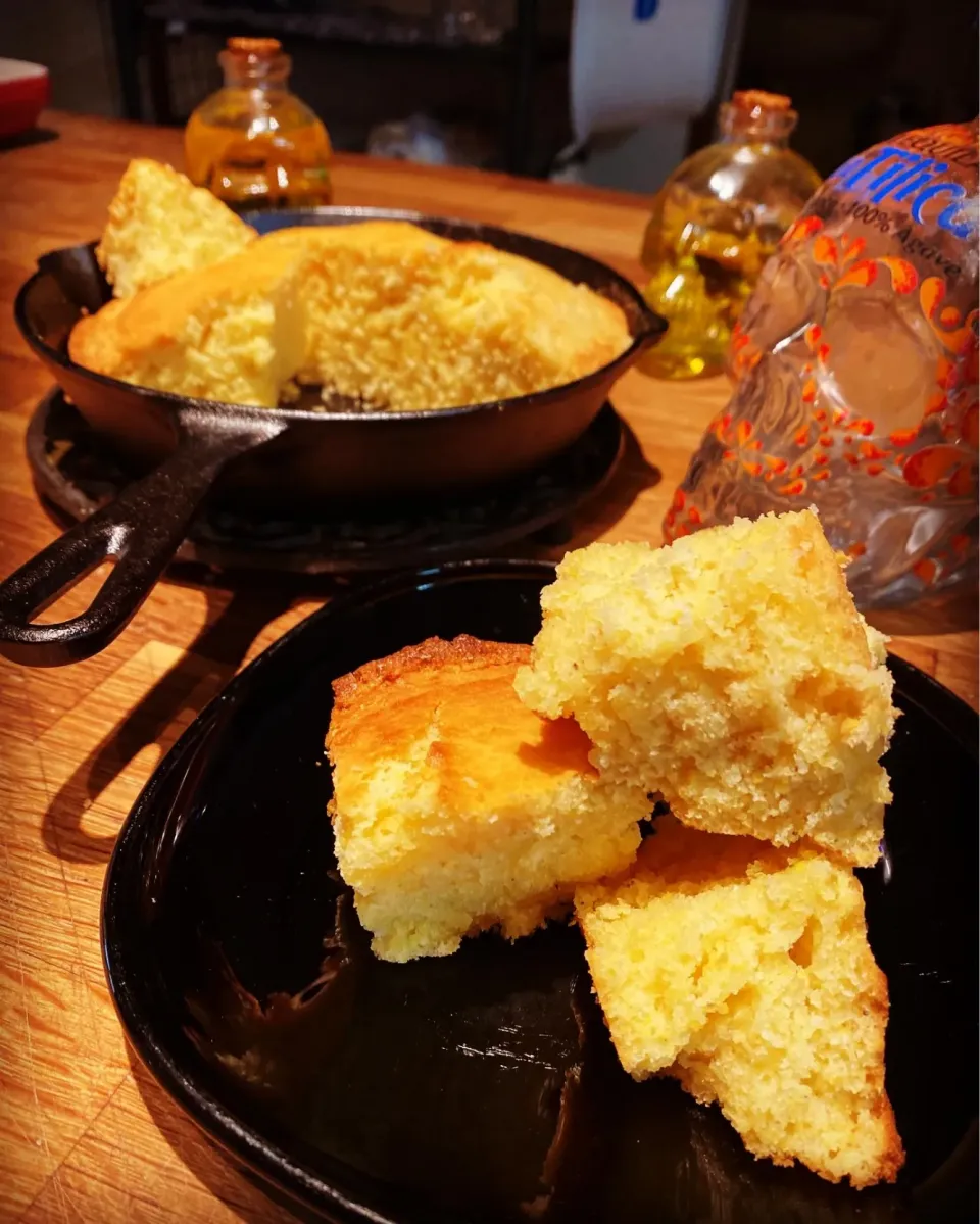 First Time Making American 🇺🇸 Corn Bread in a Cast iron skillet came out fluffy and light 
#cornbread #southernstyle #homemade #chefemanuel|Emanuel Hayashiさん