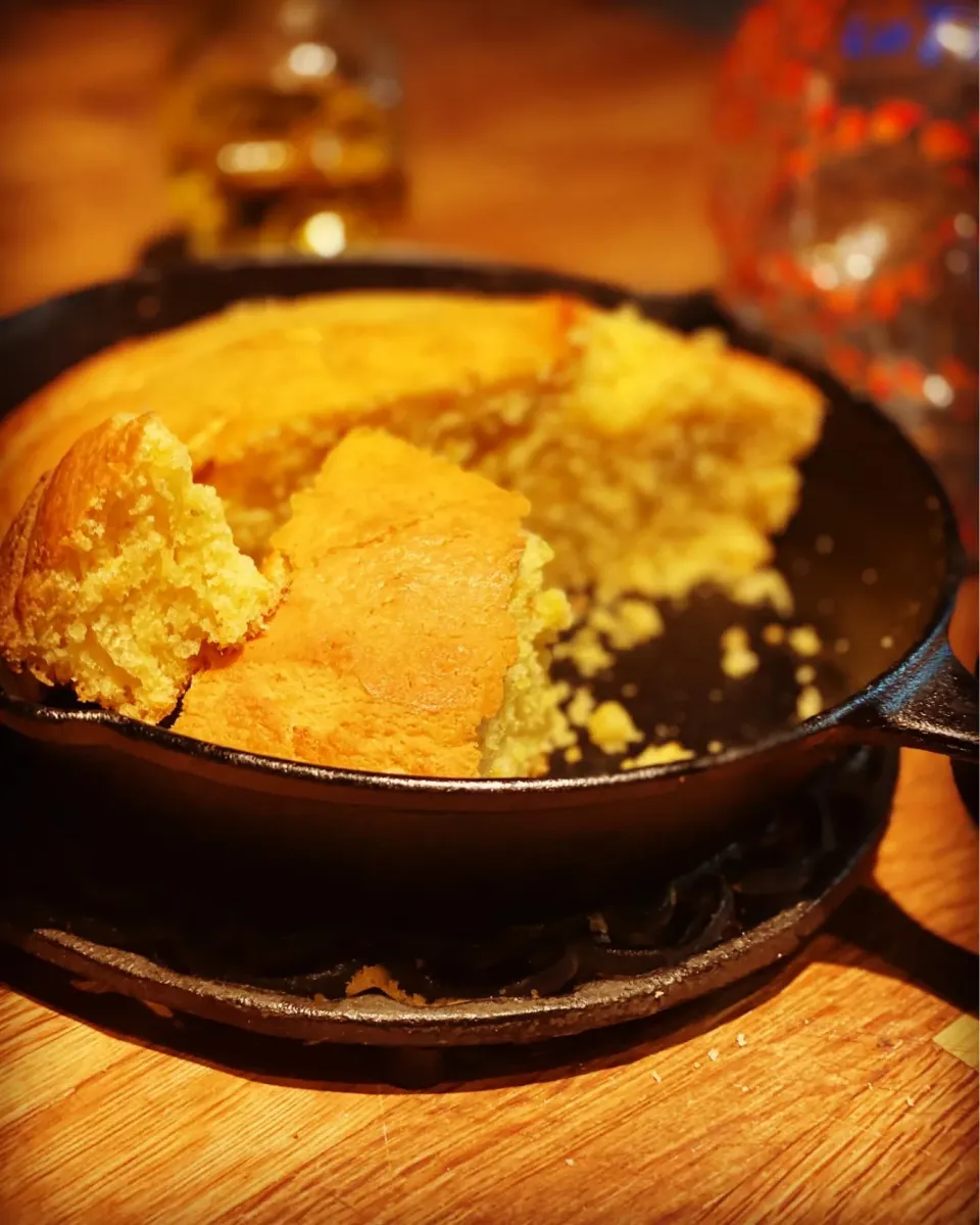 First Time Making American 🇺🇸 Corn Bread in a Cast iron skillet came out fluffy and light 
#cornbread #southernstyle #homemade #chefemanuel|Emanuel Hayashiさん