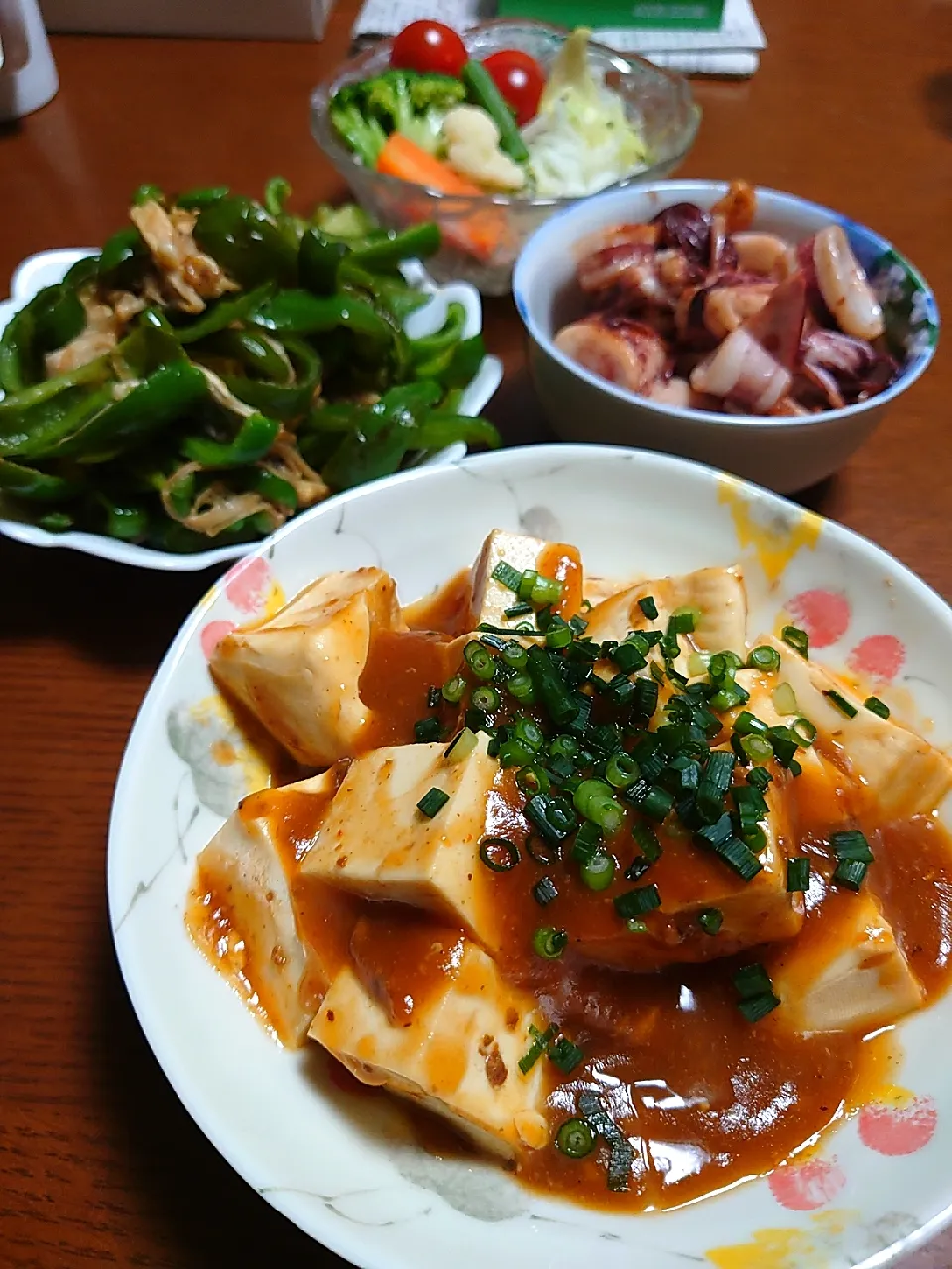 麻婆豆腐
ピーマンとえのき炒めもの
ヤリイカバター焼き
サラダ|ぱやさん