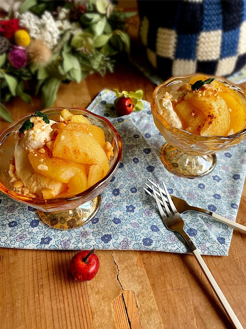 簡単デザート😊りんごのコンポート🍎〜　　　　　　　　バニラアイスにのせて♫|Mariruさん