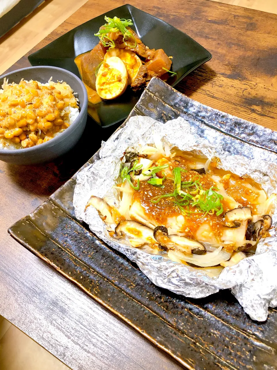 鮭ハラスのホイル焼きと牛すじのどて煮|一言多い君さん