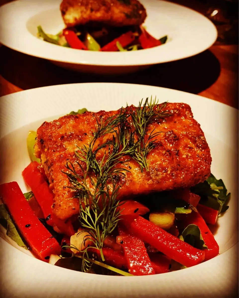 Dinner ! Dinner !
Meal cook for 2 of my friends tonight 
Salmon Based dishes 
Salmon Bisque Chowder with chives and Garlic Crackers 

Pan Fried Salmon fillet se|Emanuel Hayashiさん