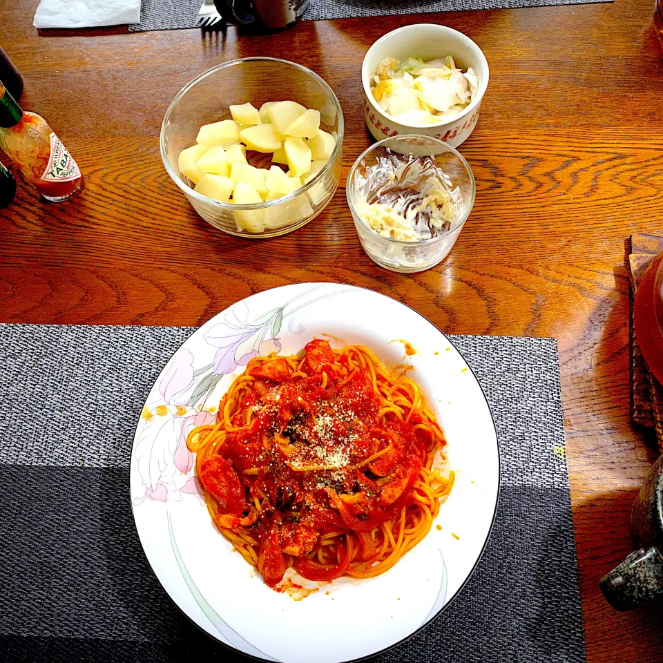 ツナとトマトと玉ねぎとウインナーのパスタ|yakinasuさん