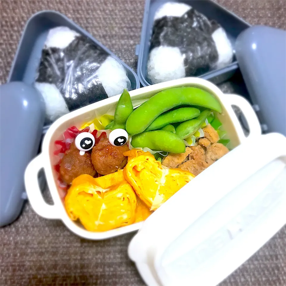 Snapdishの料理写真:ソフトテニス 春季大会弁当〜Qちゃんおにぎり・塩昆布おにぎり・ミートボール・玉子焼き•鶏皮パリパリ・枝豆|華恋さん