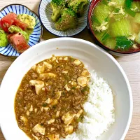 Snapdishの料理写真:麻婆豆腐 ✱ トマトとアボカドのサラダ ✱ ブロッコリーのごま和え ✱ 中華スープ|Chii🐼🍒さん