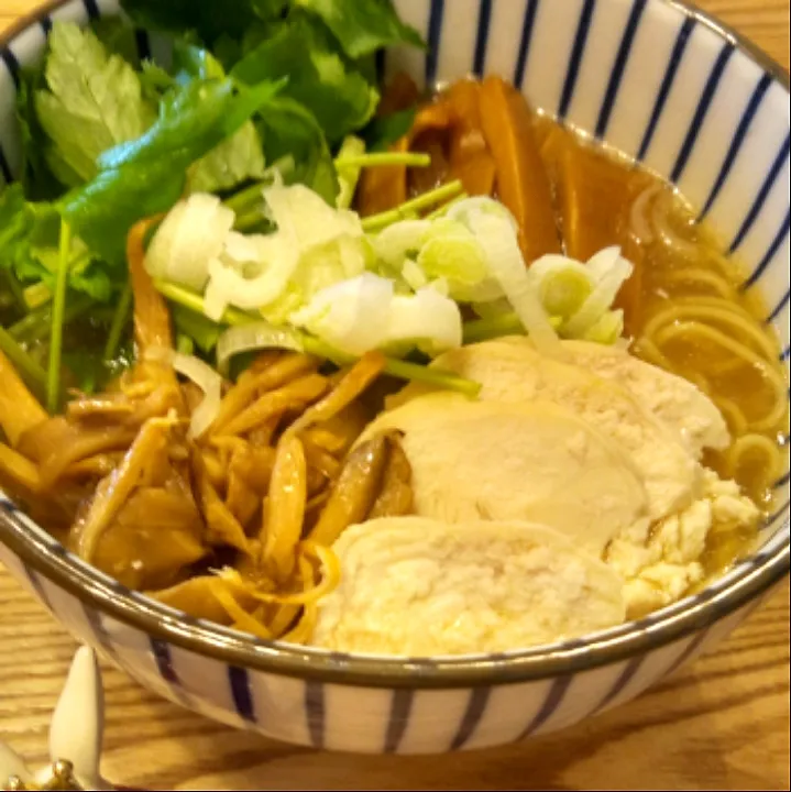 '22．4/4
三つ葉舞茸ペペロン塩だれ🐔ちゃんチャーシューメンマのせマルタイラーメン😋|たえさん