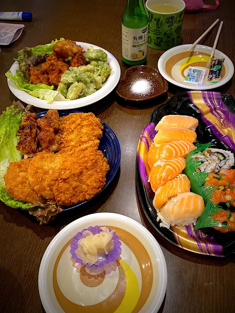 フライドチキン　ヒレカツ　イカフライ　焼鳥　サーモンのお寿司　煎茶🍵|ch＊K*∀o(^^*)♪さん