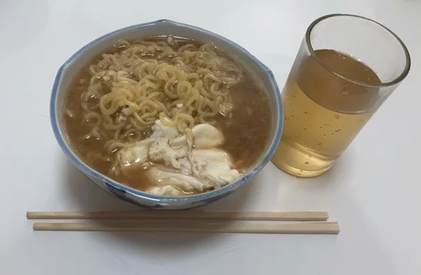 春休みランチ。ラストスパートです。ストレスで、口内炎ができた母です。☆みそラーメン。晩御飯用に作り置きを同時進行してたら、ラーメン持って行って、まだ作り置き品も持って行こうとした子供達。バカなのか( ˊ̱˂˃ˋ̱ )|Saharaさん