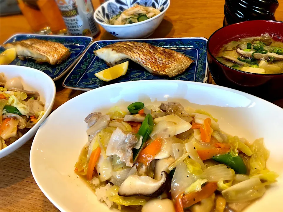 中華丼　鯛の塩焼き　胡瓜と新玉ねぎのポン酢和え|じゅんさんさん