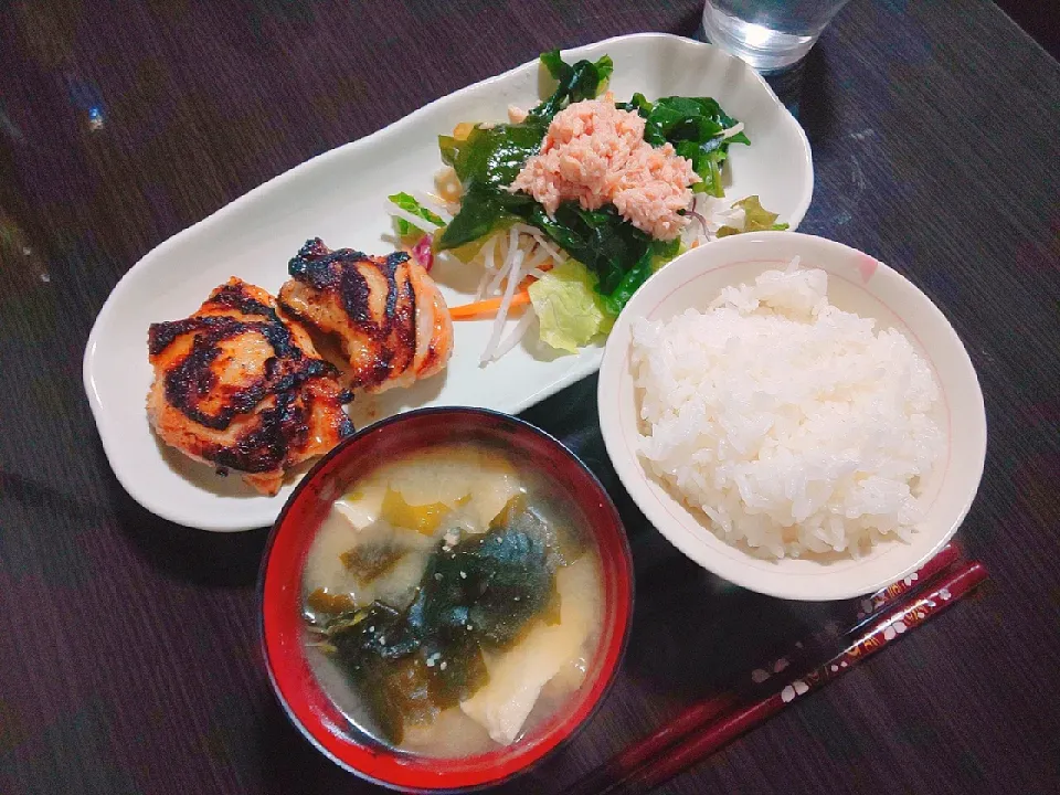 Snapdishの料理写真:ごはん、豆腐とわかめと油揚げの味噌汁、鶏の塩麹焼き、大根サラダ|サトリさん