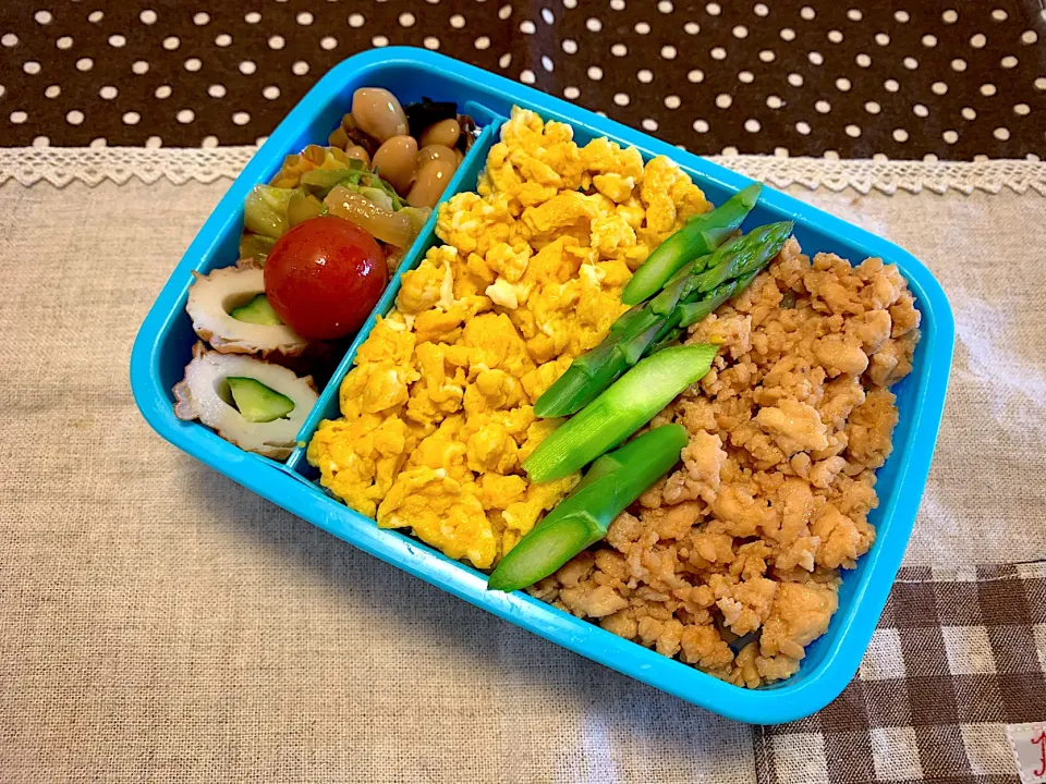 鶏そぼろ🐓炒り卵🥚竹輪胡瓜🥒キャベツ炒め😃五目豆✨アスパラ🍅🍚|あやこさん