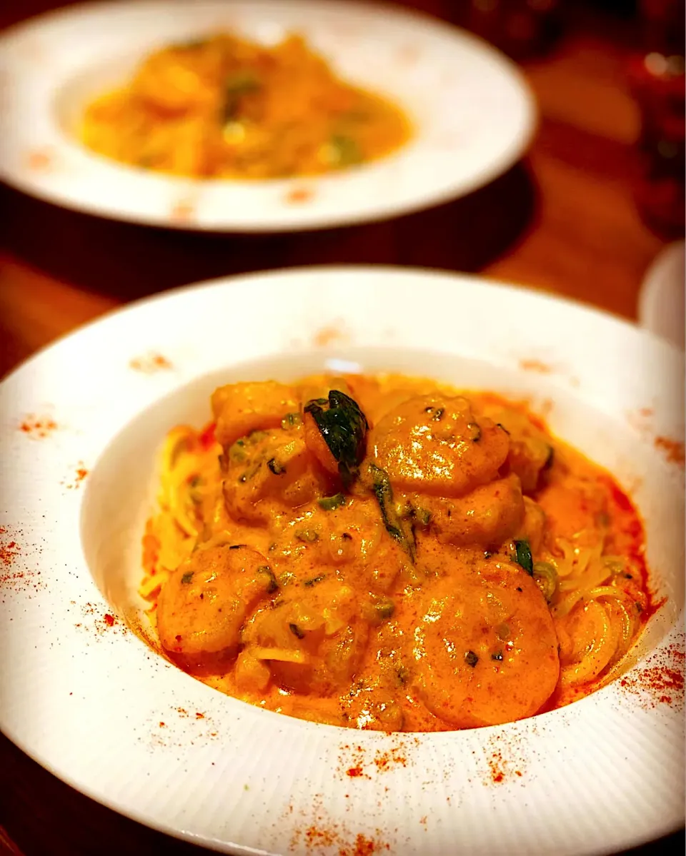 Reuse ! reuse ! Reuse ♻️ 
Using the Salmon Bisque soup 
Dinner tonight Spaghetti Pasta with Creamy of Salmon Sauce with Fresh Prawns 🍤 Fresh Basil Garlic & Che|Emanuel Hayashiさん