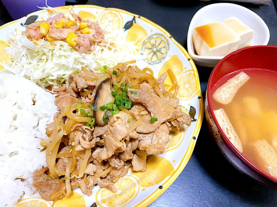 豚肉ともやしと椎茸の甜麺醤炒め　お豆腐　お味噌汁　ツナコーンサラダ|ミホさん