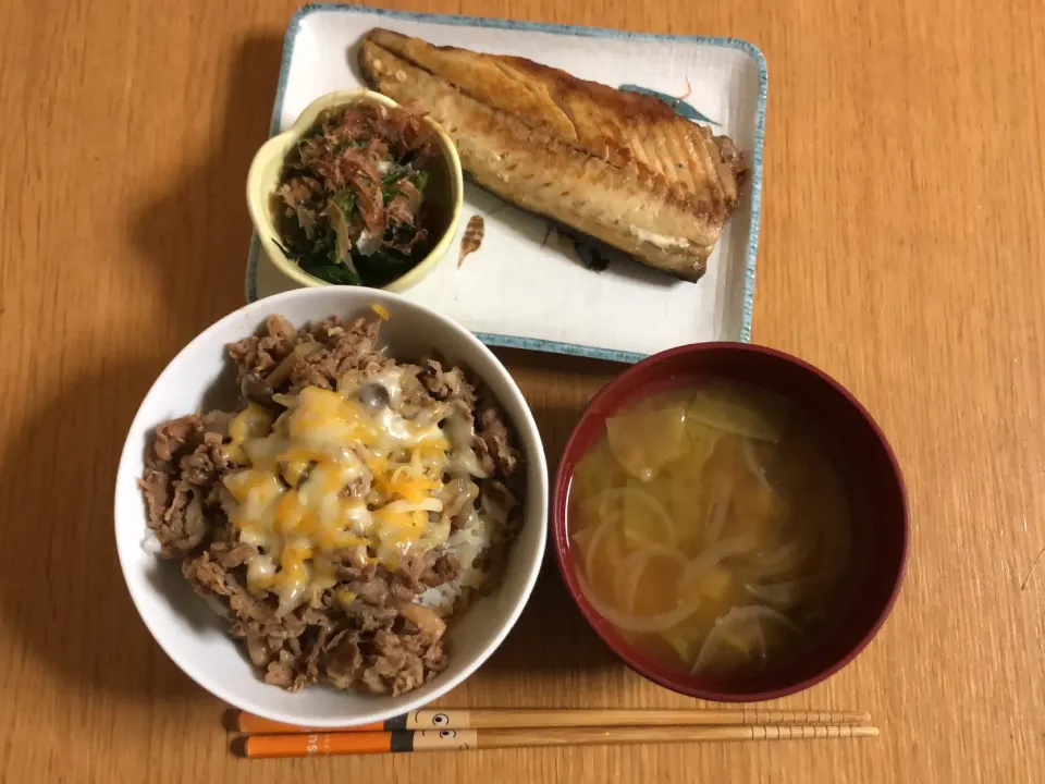 チーズ牛丼&さつまいもの味噌汁|ここなりさん