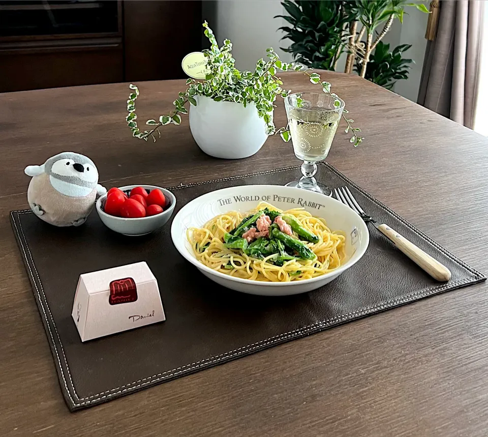 菜の花と明太子のパスタ、トマトのピクルス、白ワイン、Danielのカヌレ|pentarouさん