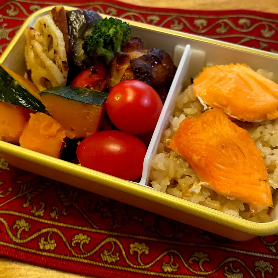 チキンと野菜のグリル焼きと、南瓜の煮物と、プチトマトと、焼き鮭弁当|もえさん