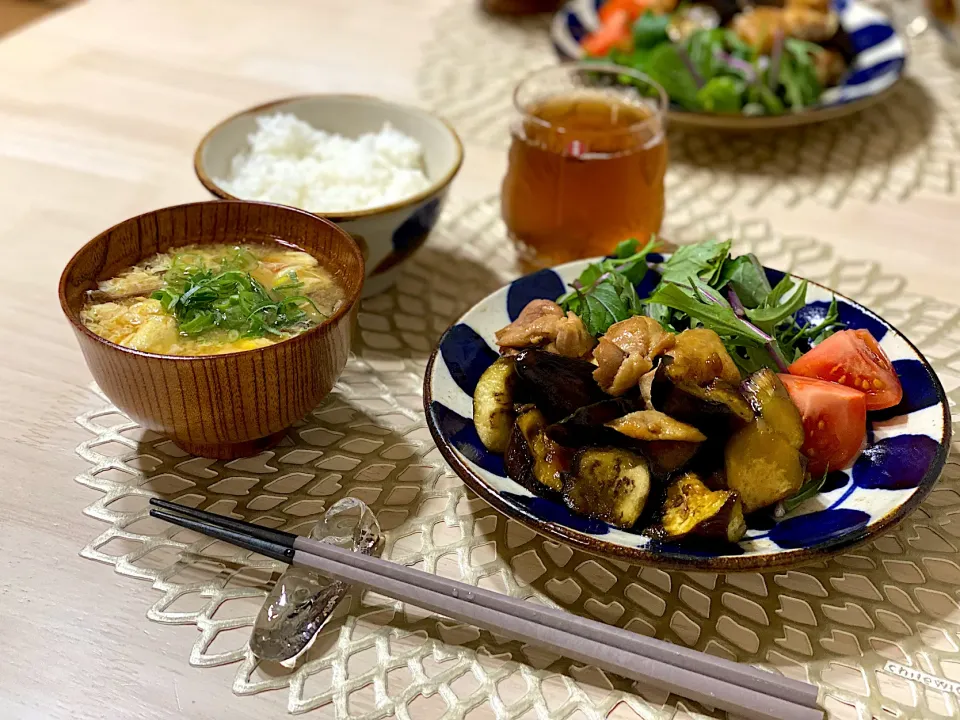 なすと鶏肉の照り焼き炒め／キクラゲとトマトと卵の中華スープ|ひろさんとゆりさんさん