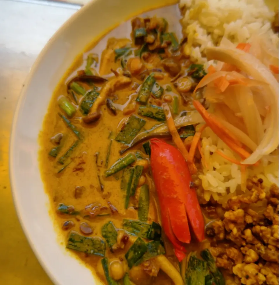 しめじとニラのミックスダルカレーwithタコさんウィンナー🐙と鶏キーマカレー付|ふじわらたくやさん