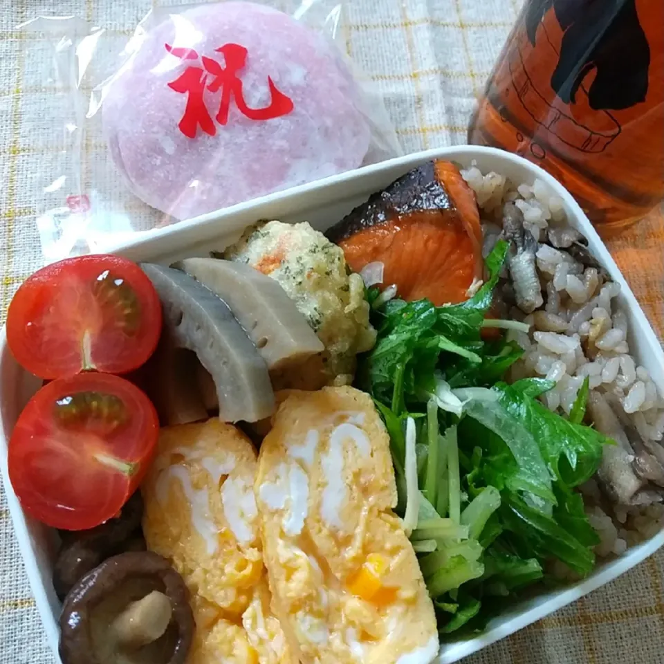 Snapdishの料理写真:卵焼き🥚鮭バター🐟弁当
おやつ…紅白大福|manmalさん