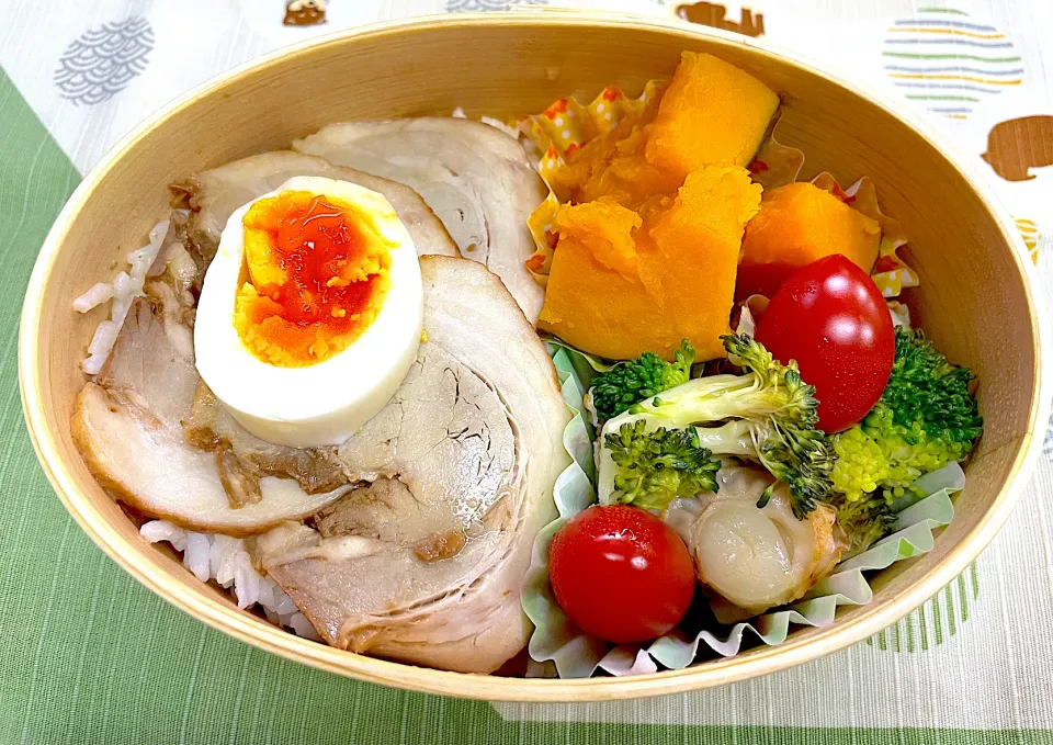 チャーシュー丼、カボチャ🎃煮付けとホタテソテー🍱|なお🅿️さん