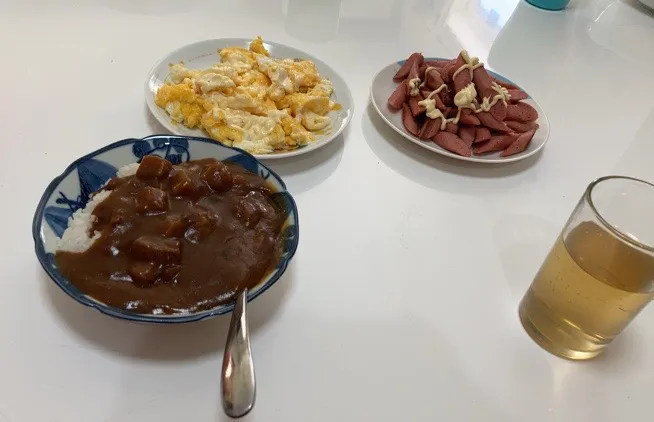 Snapdishの料理写真:春休みテキトーランチ。パパさんからの救援物資のレトルトカレーと、スクランブルエッグとソーセージ。|Saharaさん