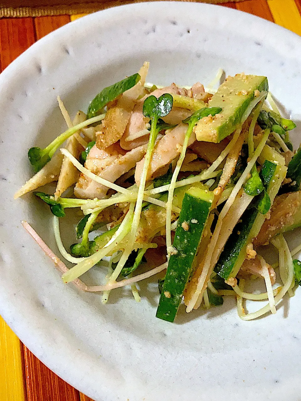 Snapdishの料理写真:きゅうりと鶏肉の胡麻和えサラダ風🥒🐓|ジュンコ バイヤーさん