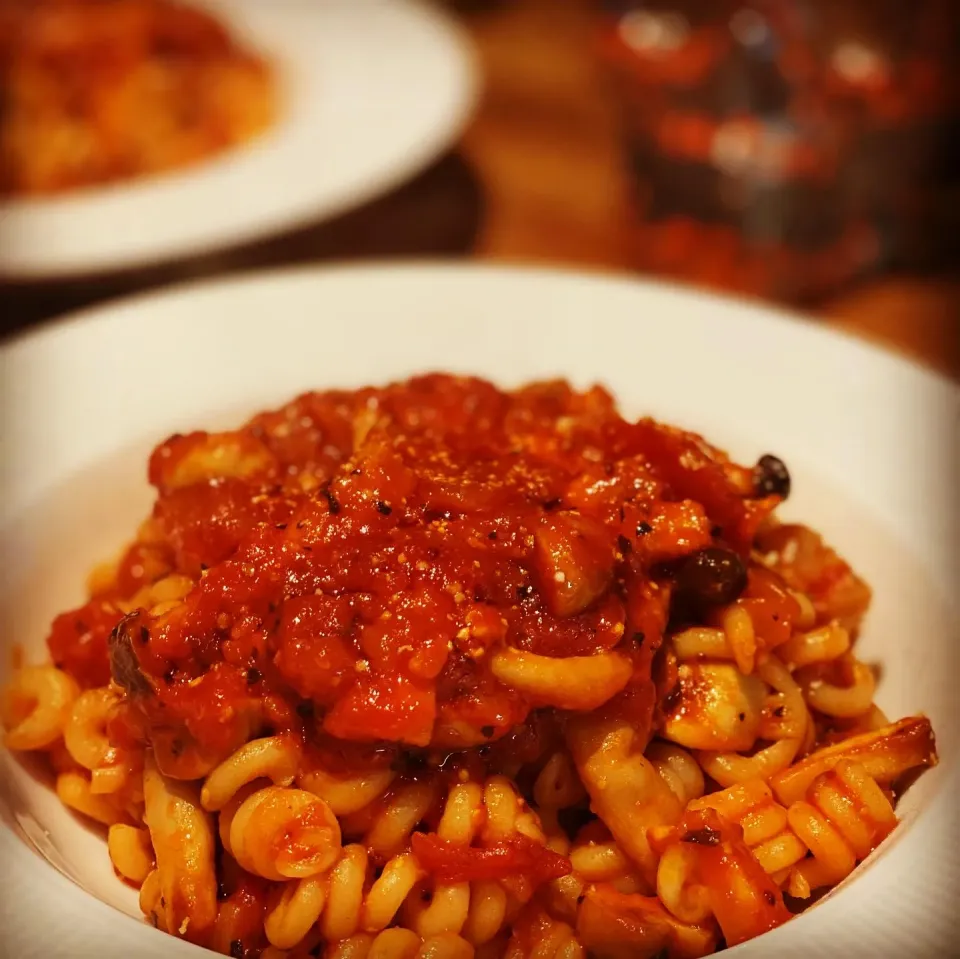 Lunch ! Lunch ! 
Fusilli Pasta 🍝 with Basil & Rich Tomato Sauce with Fresh Mushrooms 
#pasta #chefemanuel
#lunchtime 
#ilovecooking|Emanuel Hayashiさん