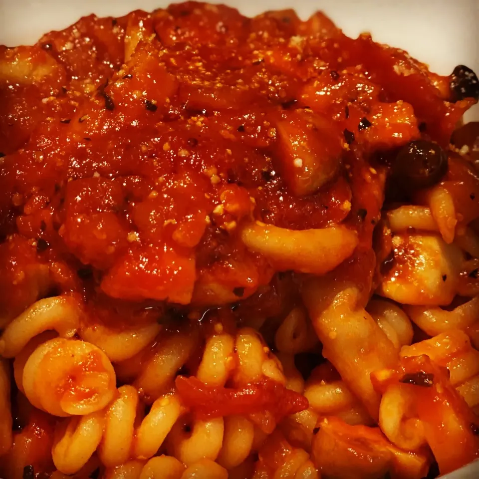 Lunch ! Lunch ! 
Fusilli Pasta 🍝 with Basil & Rich Tomato Sauce with Fresh Mushrooms 
#pasta #chefemanuel
#lunchtime 
#ilovecooking|Emanuel Hayashiさん