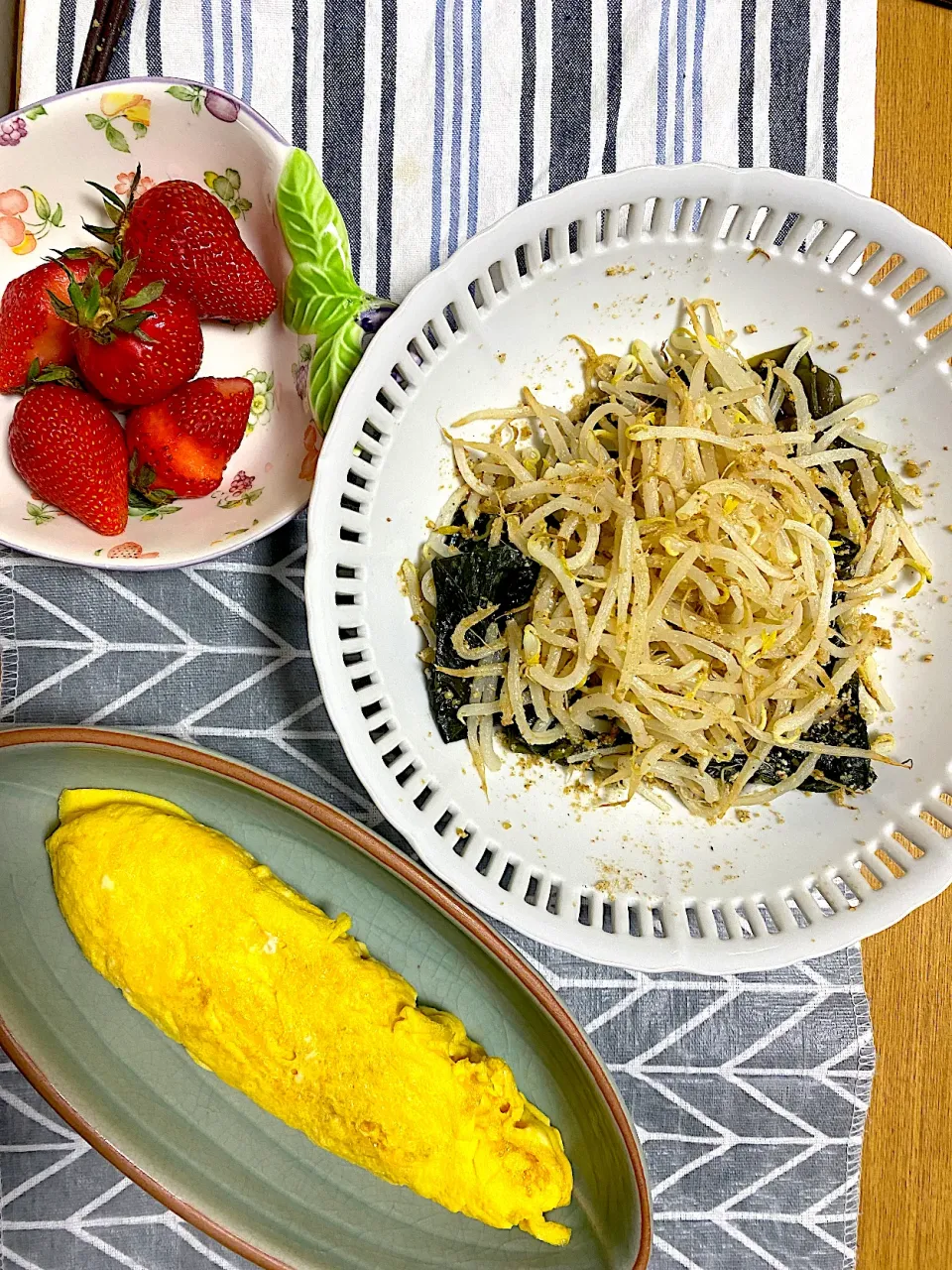 わかめともやしの胡麻和え、卵焼き🥚、いちご🍓|1614さん