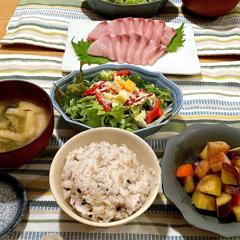 ブリの刺身、さつまいもの甘辛炒め煮、サラダ、味噌汁|ツインうさぎさん