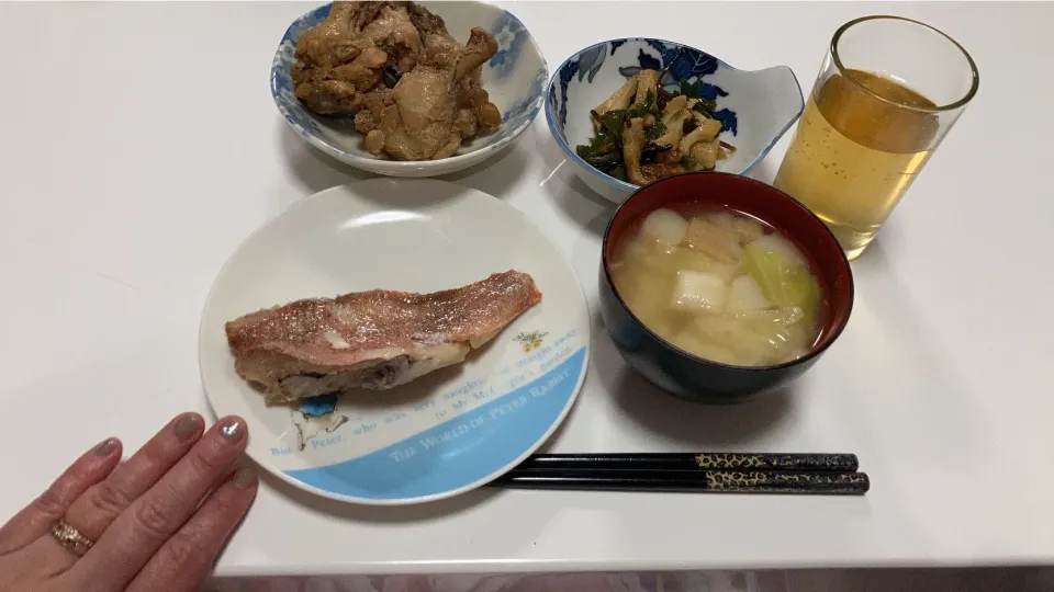 Snapdishの料理写真:作り置きで晩御飯。☆赤魚の煮付け☆ピーマンとちくわの塩昆布炒め☆手羽元の酢っぱ煮☆みそ汁（キャベツ、麩、あさり）|Saharaさん