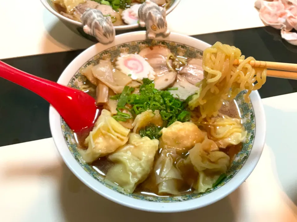 手作り海老ワンタン入りの醤油ラーメン
先日作ったチャーシューもトッピング。
今日はスープも見よう見まねで家にある調味料で作ってみた。|Takeshi  Nagakiさん