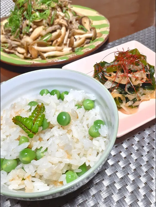 豆ごはん🍚

新ワカメと新玉ねぎのナムル

5種のキノコバターソテー|びせんさん