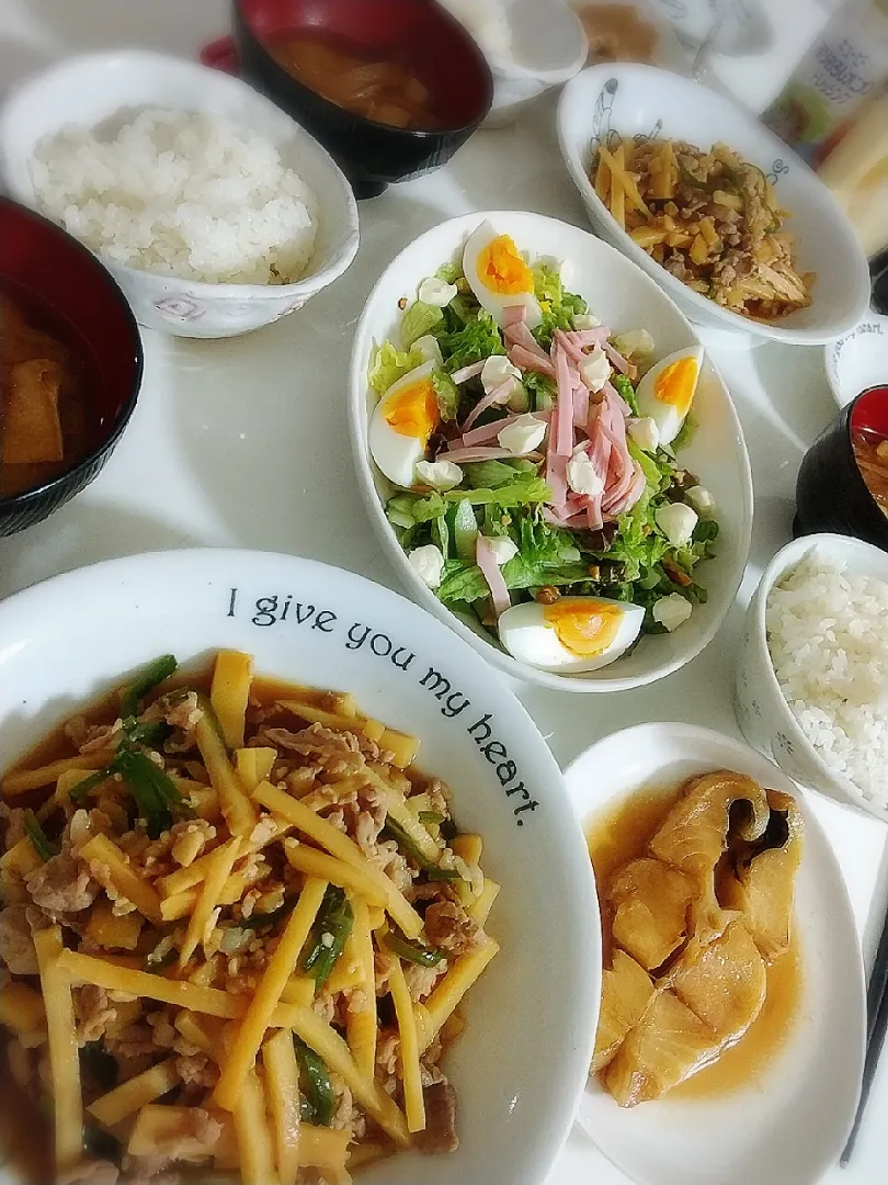 夕食(*^^*)
青椒肉絲
カラスカレイの煮付け
サラダ🥗
お味噌汁(大根、油揚げ)|プリン☆さん