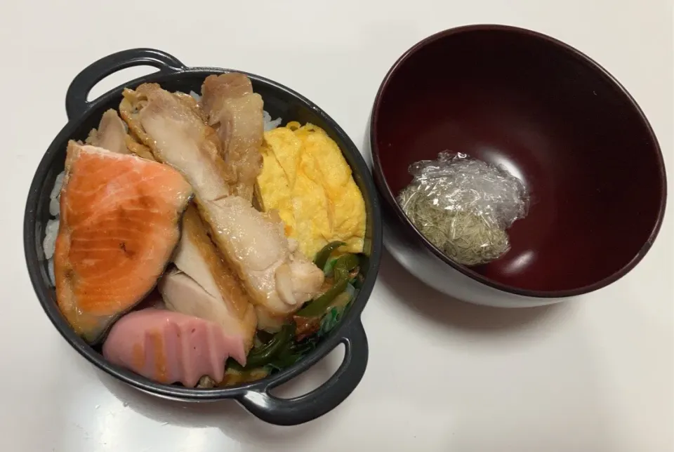 Snapdishの料理写真:パパ弁☆照り焼きチキン☆鮭☆だし巻き卵☆ピーマンとちくわの塩昆布炒め☆魚肉ソーセージ炒め☆みそ玉|Saharaさん