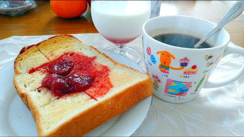 イチゴジャムを作りました🍓
4/5のお昼ごはん
いちごミルクとトースト|卯月さん