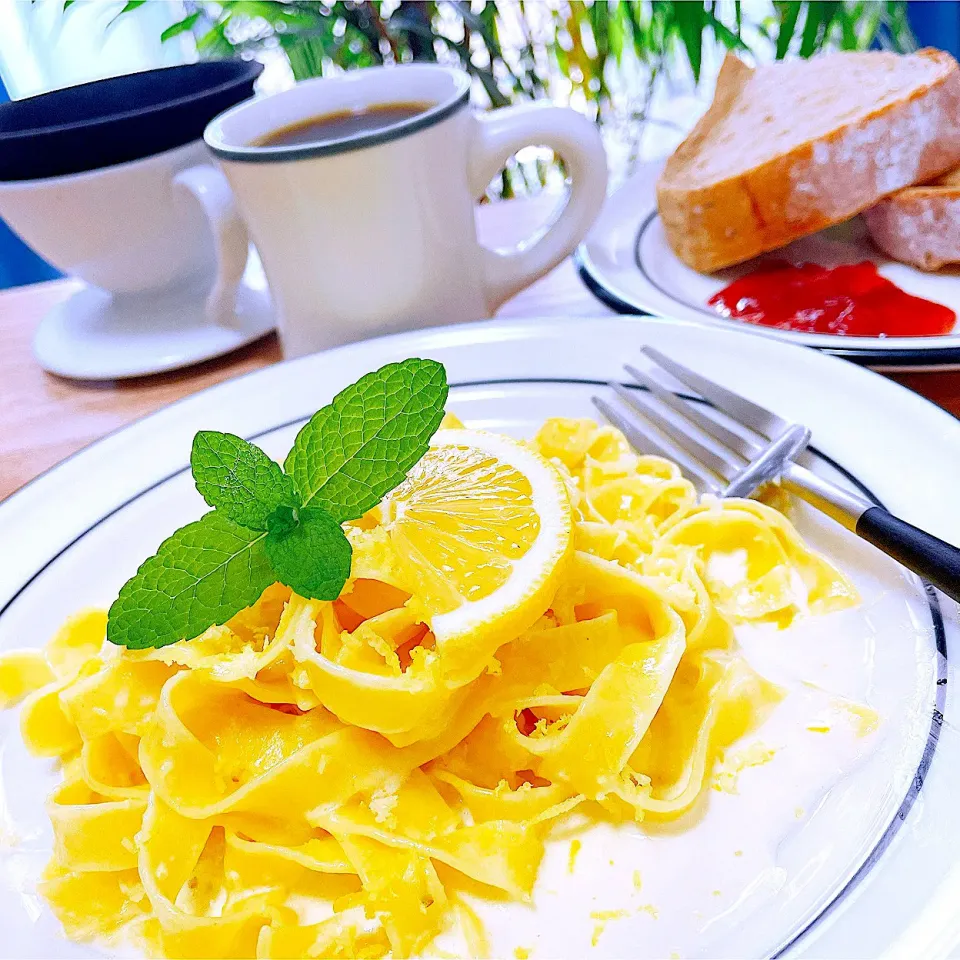 Snapdishの料理写真:🍋レモンが香るパスタ　　　　　　　　　　🍋レモン生クリームフェットチーネ🍝|Sの食卓さん