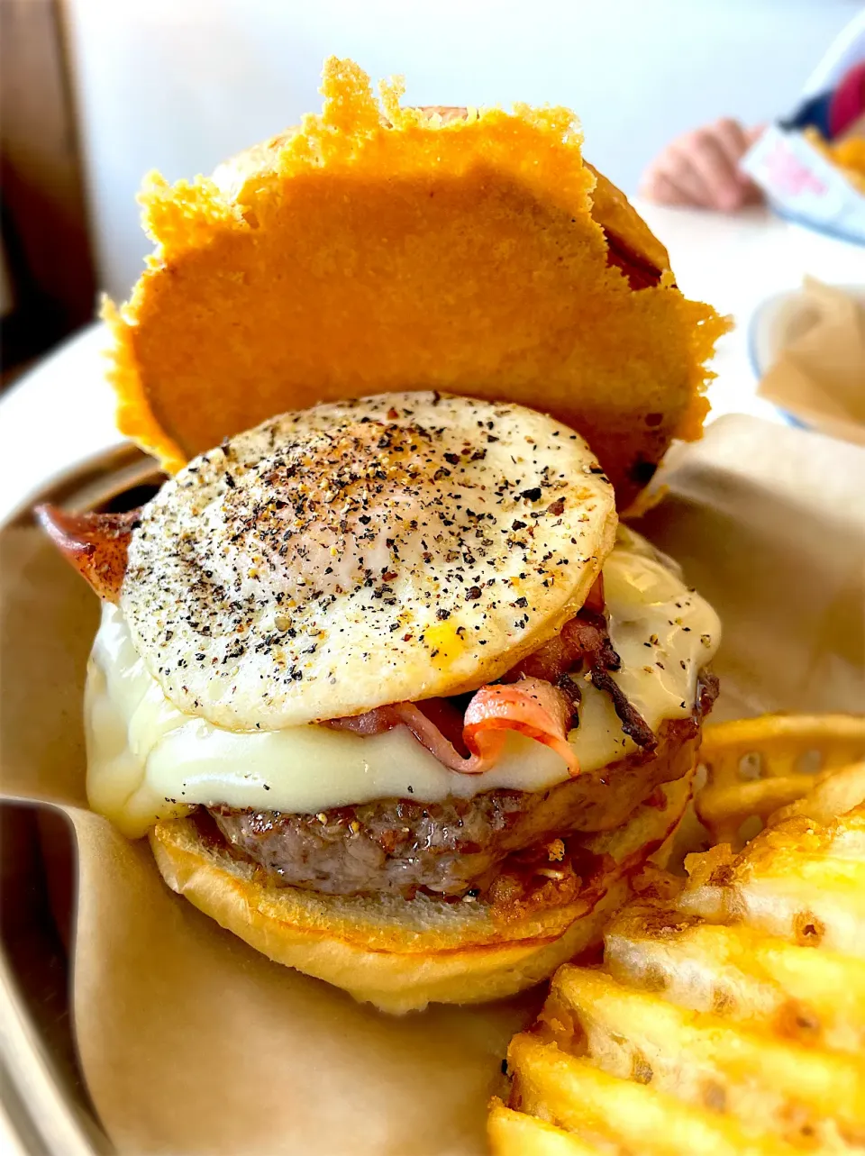 ヤチクロバーガーさんのマンスリーバーガー「カルボナーラバーガー🍔」|maSami＊さん