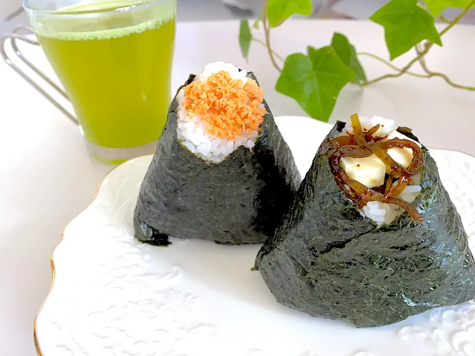 Snapdishの料理写真:チーズ昆布&鮭おにぎり🍙|lalapoさん