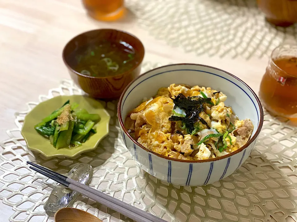 他人丼／柚子胡椒で小松菜のおひたし／もずくスープ|ひろさんとゆりさんさん