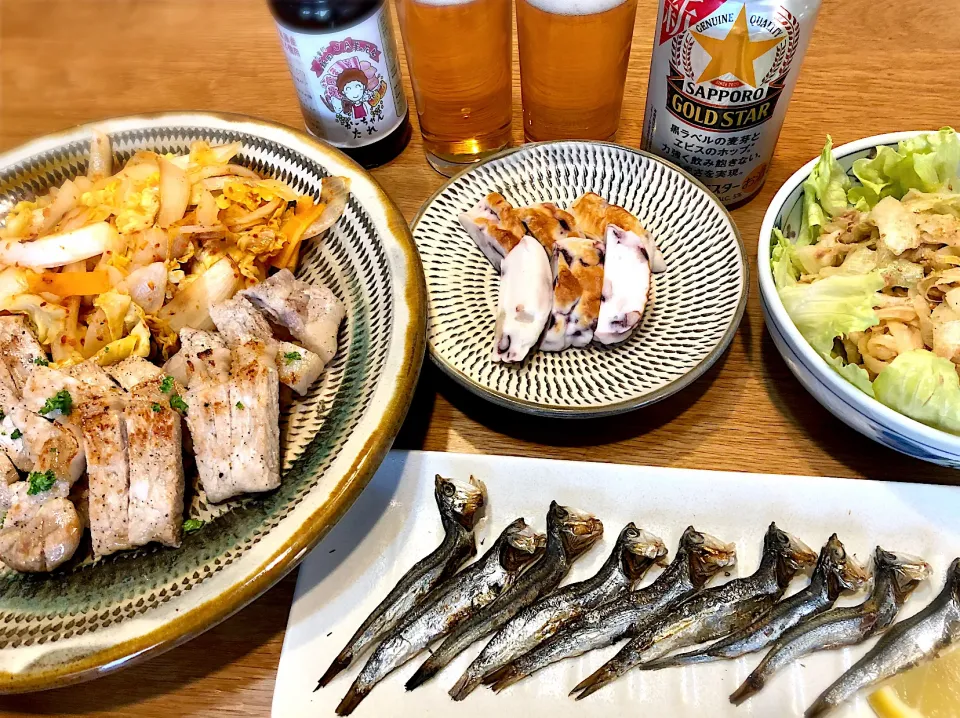 Snapdishの料理写真:豚ロースソテー　新玉ねぎと春キャベツのスパイス炒め　めざし焼き　切干大根とツナのサラダ　タコ🐙蒲鉾|じゅんさんさん