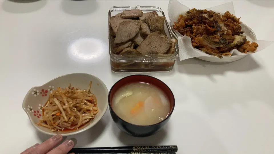 Snapdishの料理写真:晩御飯(*´∀｀*)☆もやしの食べラー和え☆煮豚☆はたはたの唐揚げ☆みそ汁（玉葱、大根、人参）|Saharaさん