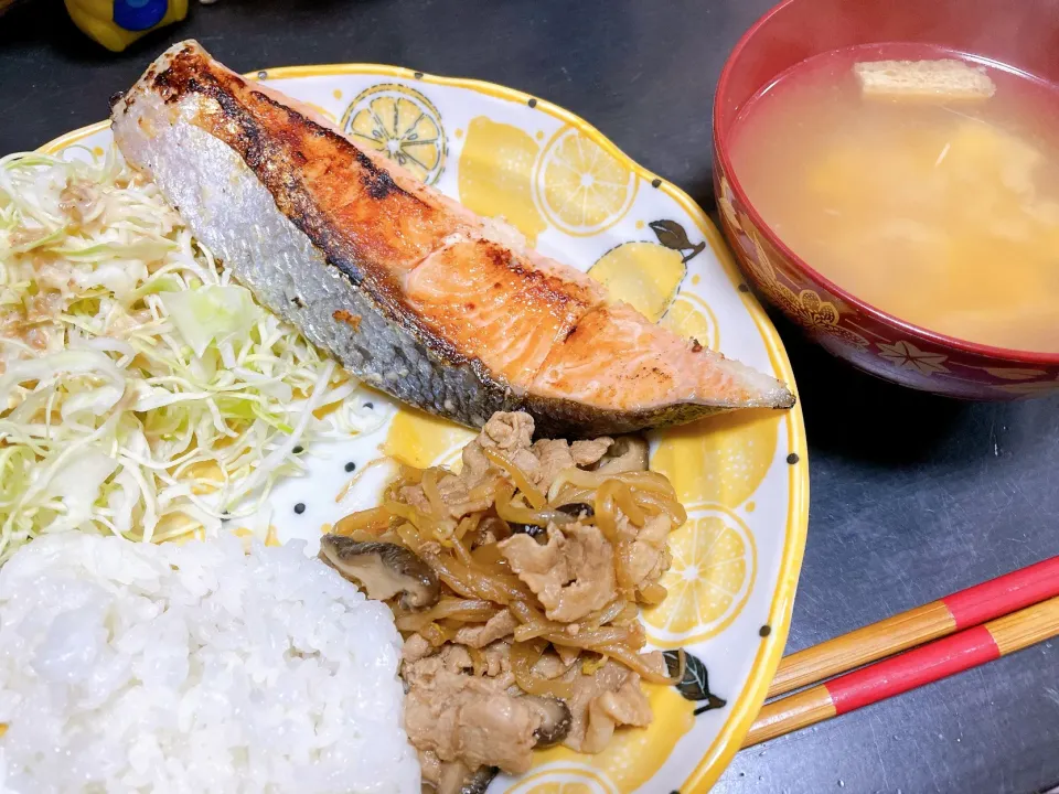 鮭粕漬　野菜甜麺醤炒め　お味噌汁|ミホさん