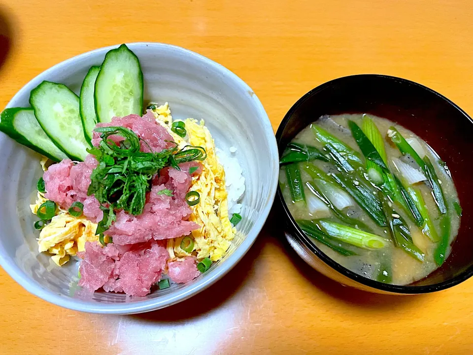 鮪のたたき丼🌟ワケギと蒟蒻のお味噌汁|まり＊さん