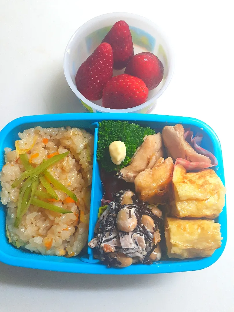 ☆小学生弁当☆今日から学校＼(^-^)／筍炊き込みご飯、ひじきサラダ、カニカマ卵焼き、ブロッコリー、ミニトマト、鶏肉ママレード焼き、苺|ｼｮｺﾗさん