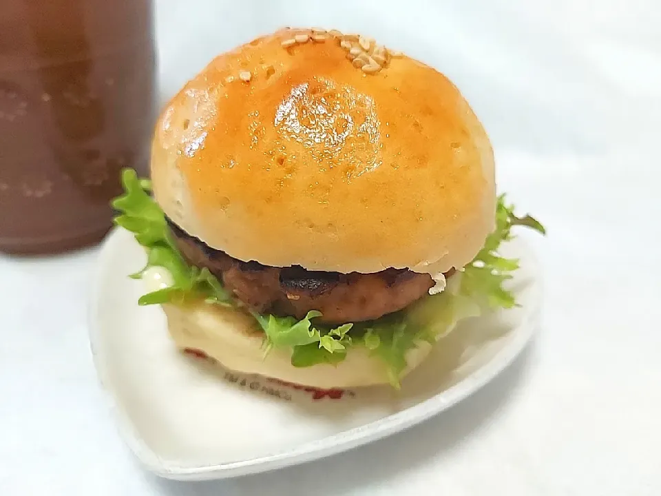 ハンバーガー🍔

バンズもパテも全部手作り😊
パテは挽き肉を使わず、豚肉こまで！
見えないけど、人参ナムルもはさんであるよ😉|Keiさん