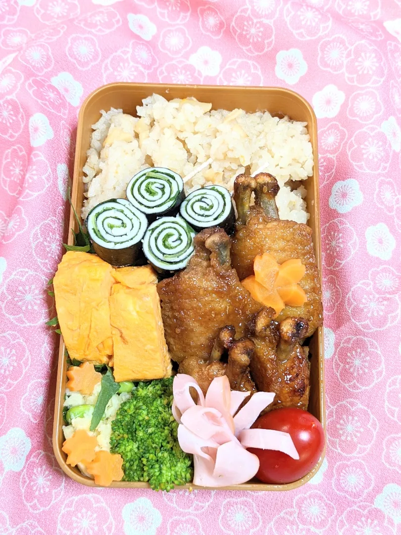 Snapdishの料理写真:本日のお弁当〜。手羽先唐揚げ名古屋風〜|f.1125beさん